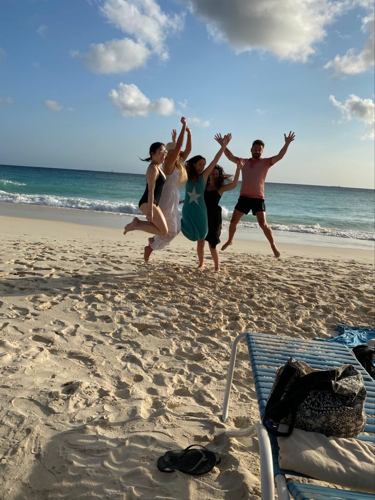 Salto en la playa con amigos